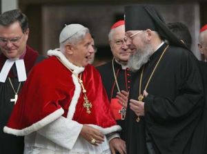Benedykt XVI i przedstawiciele innych wyzna� chrze�cija�skich podczas spotkania ekumenicznego w Polsce, maj 2006 r.