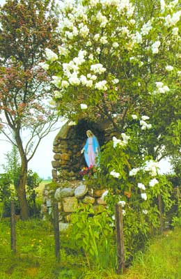Przydrożna figura Matki Bożej