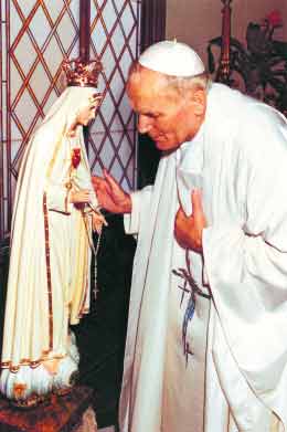 Św. Jan Paweł II przed figurą Matki Bożej Fatimskiej Św. Jan Paweł II przed figurą Matki Bożej Fatimskiej