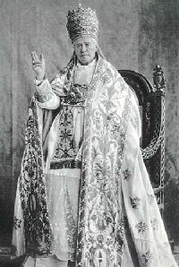 Święty Pius X w ówczesnym uroczystym stroju papieskim Święty Pius X w ówczesnym uroczystym stroju papieskim