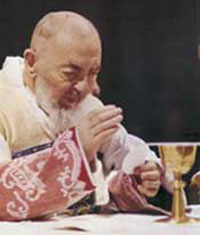 Ojciec Pio odprawiaj�cy Eucharysti�