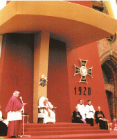 �w. Jan Pawe� II przed prask� katedr�, 13 czerwca 1999 r.